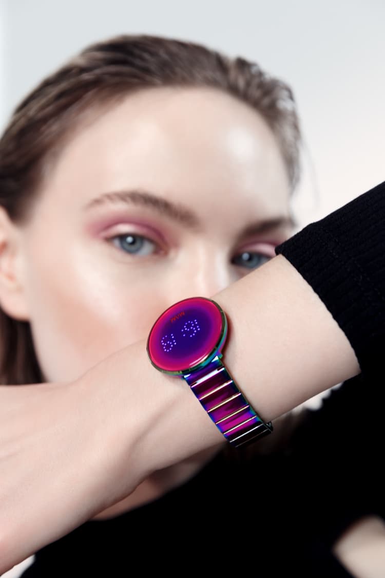 Reloj digital holográfico táctil
