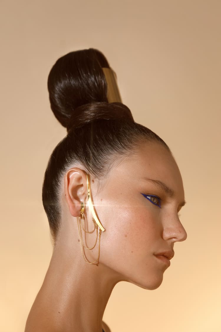 Ear cuff de oro con cadena colgante