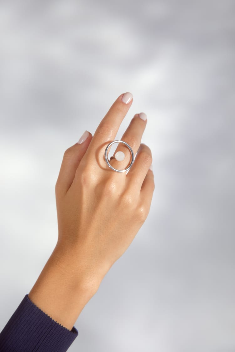 Anillo circular de perla plateada