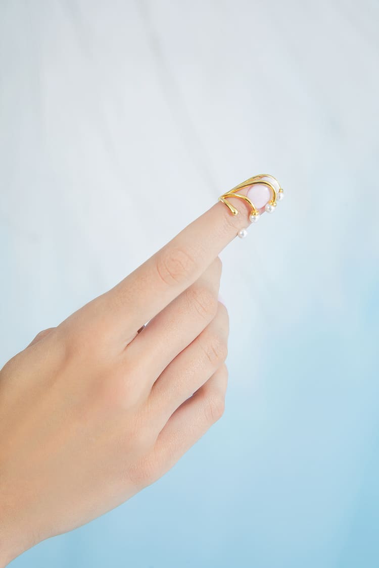 Anillo de uña con mini perlas