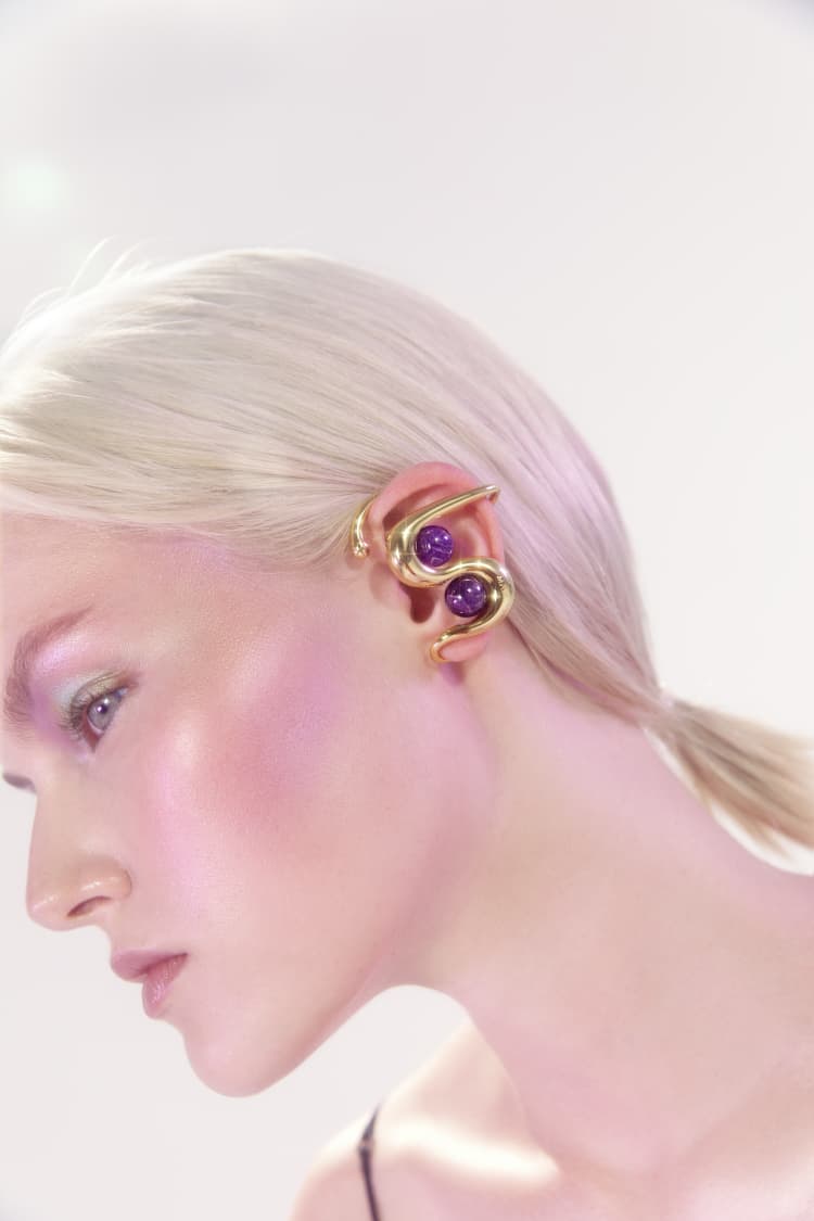 Ear cuff de oro con amatista