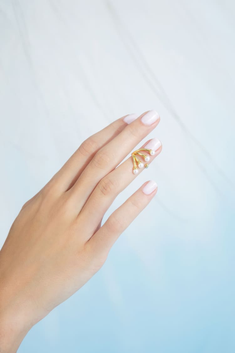 Anillo de uña con tiara de perlas