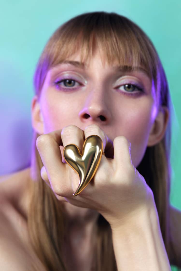 Anillo grande de oro en forma de corazón