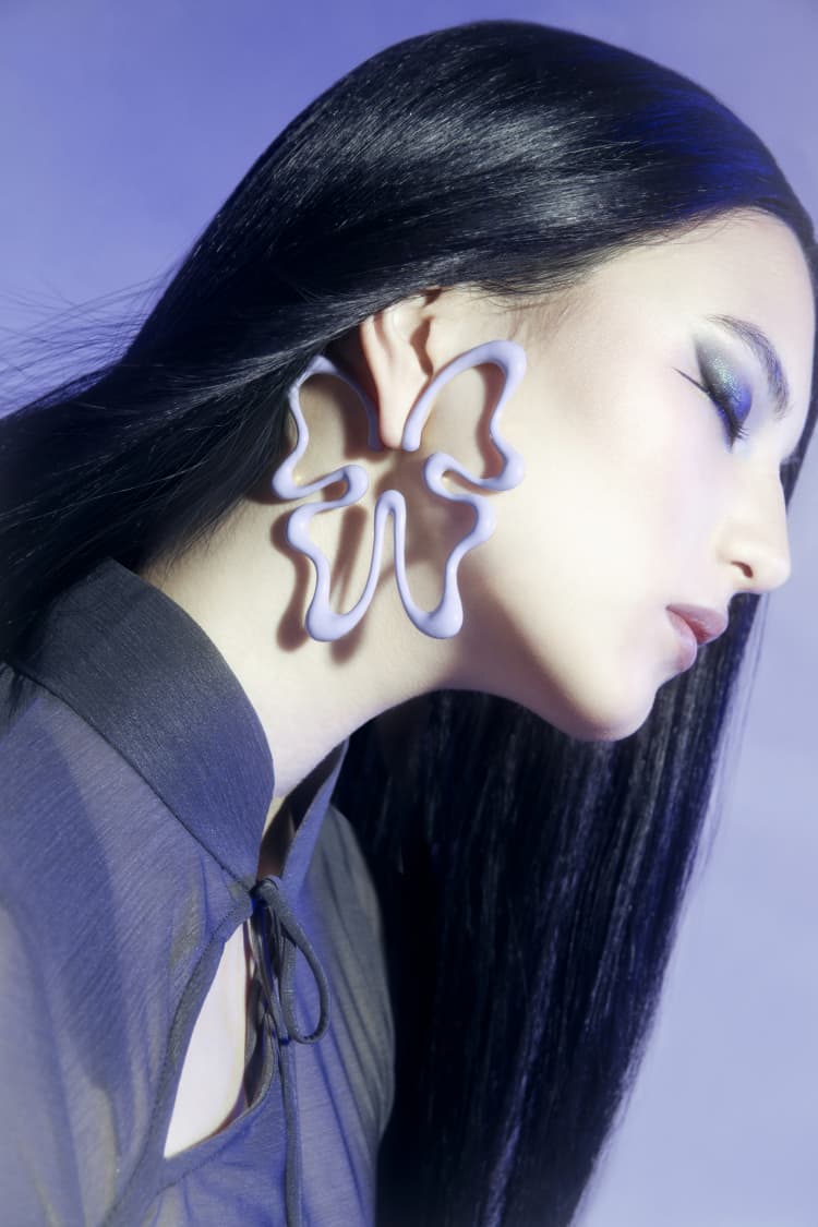 Pendiente grande de mariposa en oro y lila