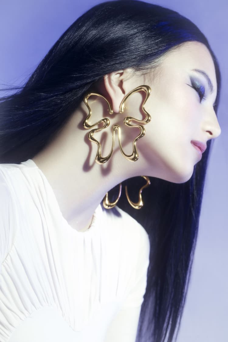 Pendiente grande de mariposa en oro