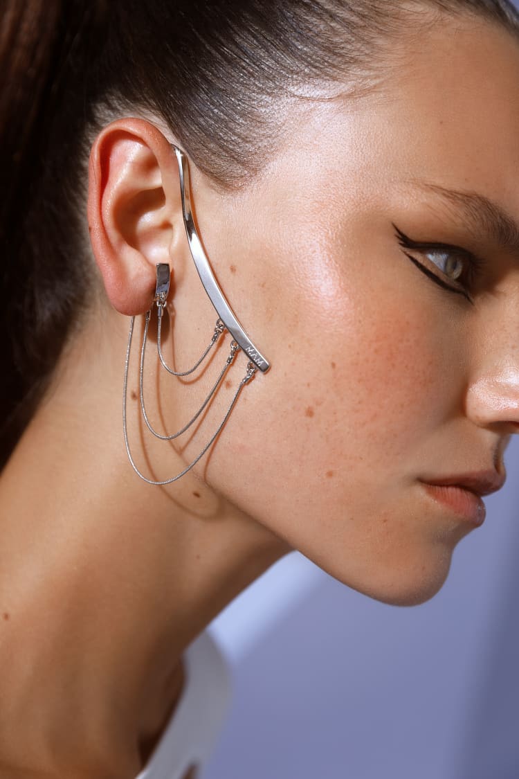 Ear cuff de plata con cadena colgante
