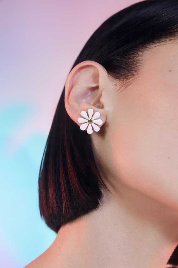 Pendientes de botón margarita en blanco y dorado