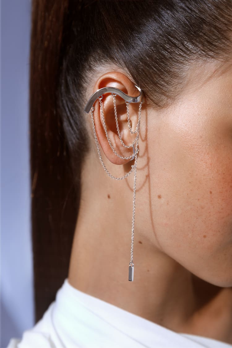 Ear cuff de plata de diseño fluido con colgante