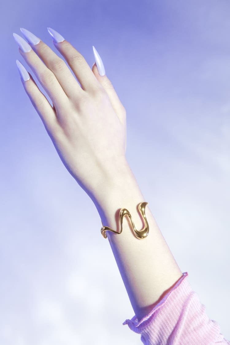 Brazalete rígido de oro líquido