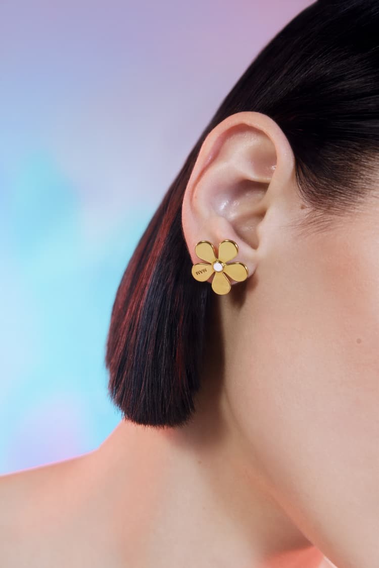 Pendientes de botón de margarita en oro
