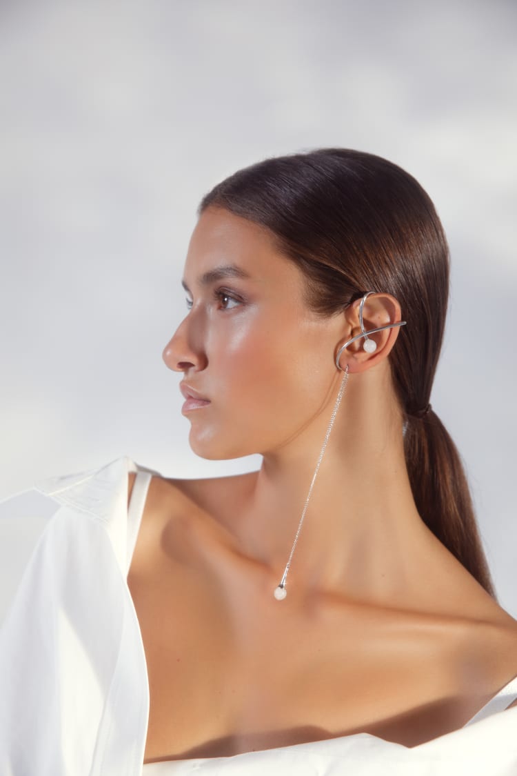 Ear cuff de plata con perla y cadena