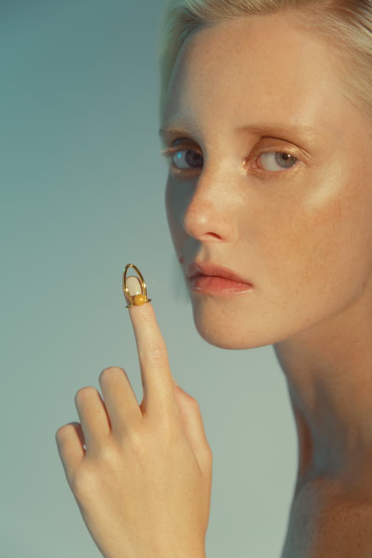 Anillo tipo clavo de oro con piedra engastada