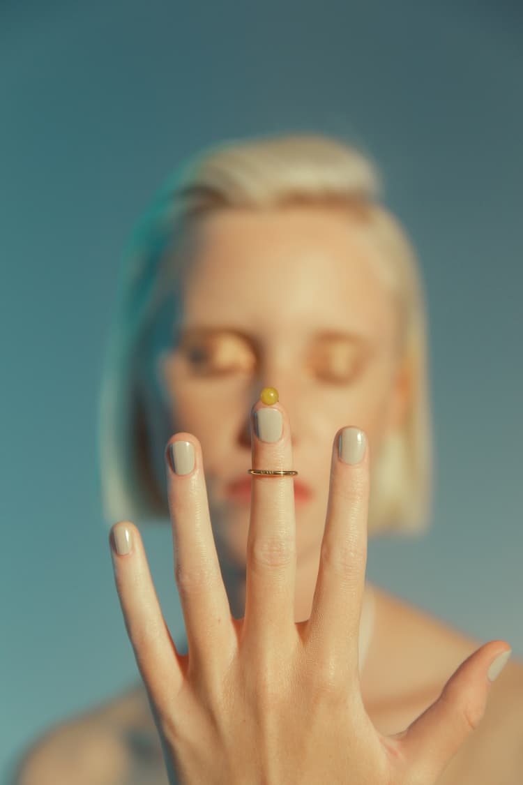 Anillo de oro para uña con piedra
