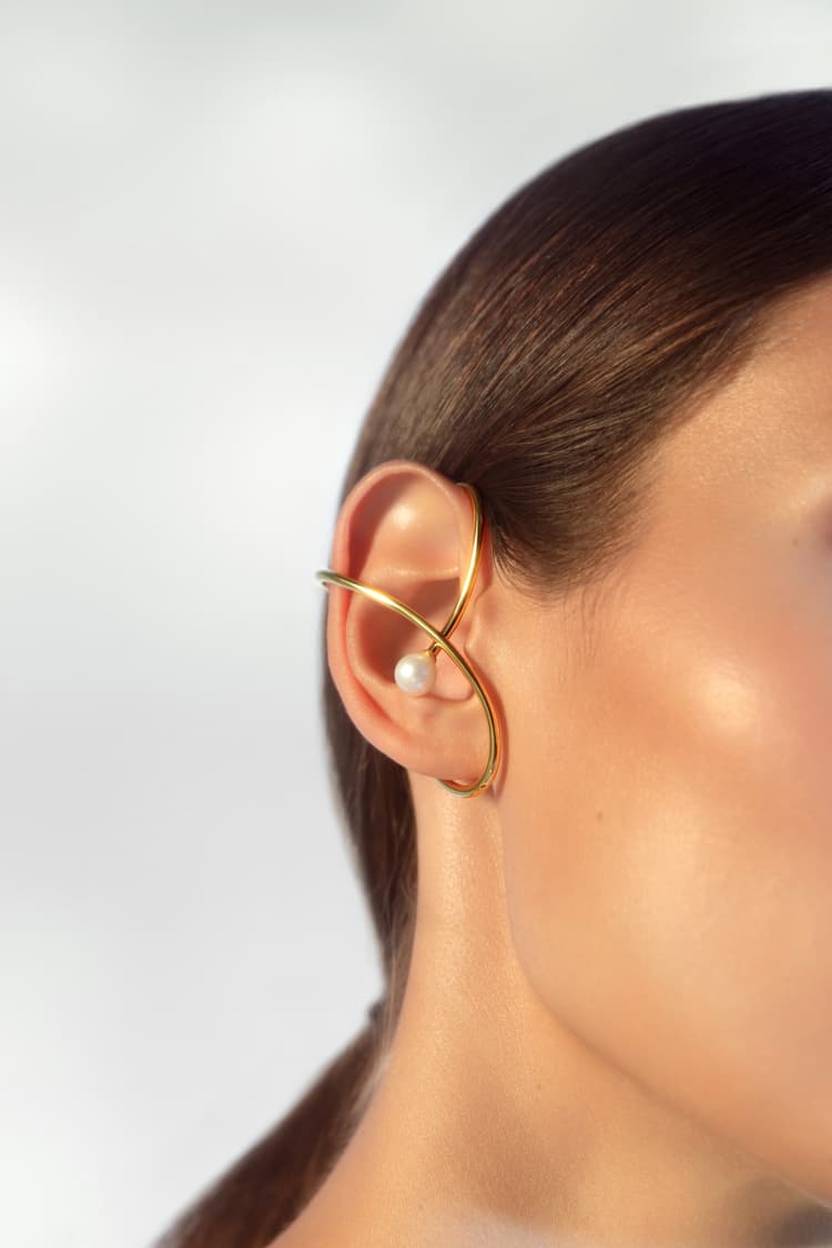Ear cuff de oro con perla