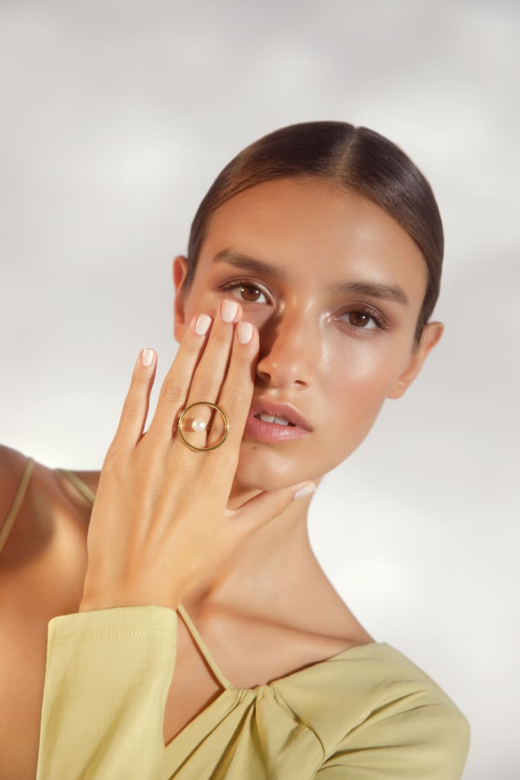 Anillo circular de oro con perla