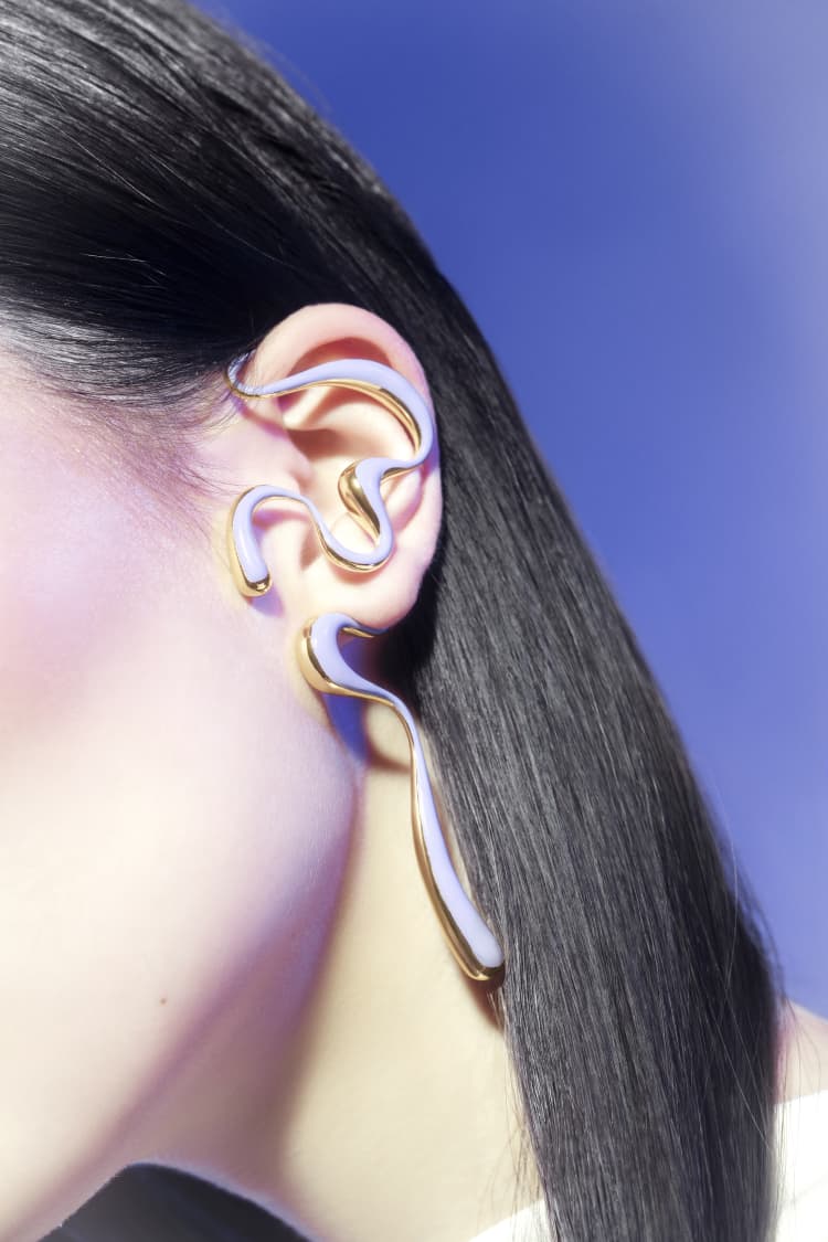 Ear cuff grande líquido en dorado y lila