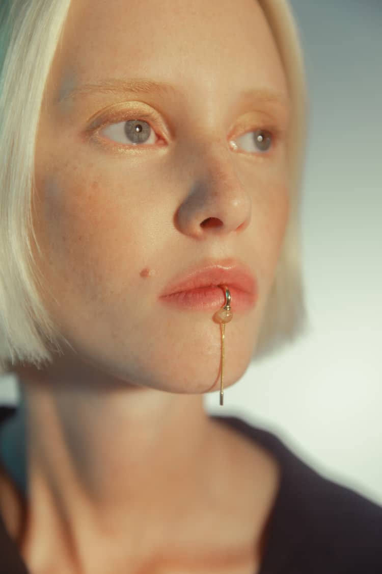 Aro labial de oro con cadena