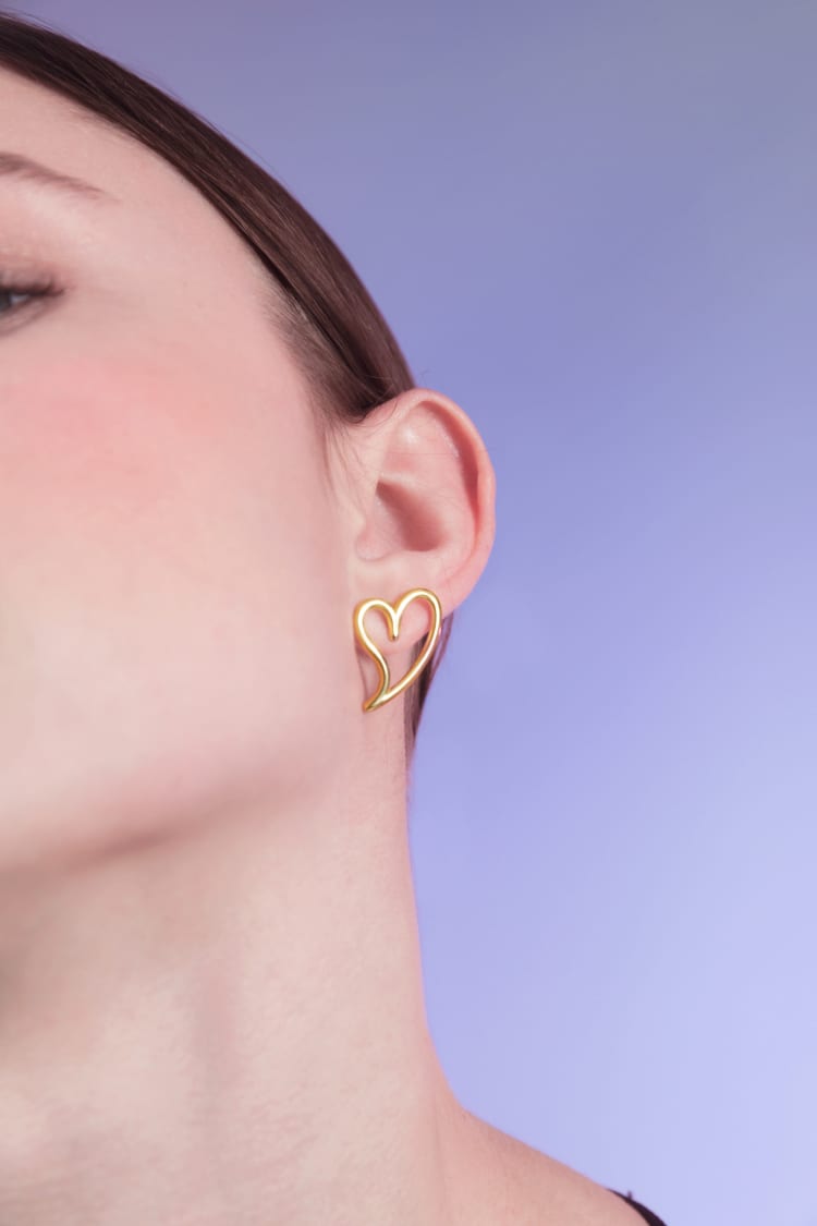 Pendiente de oro con corazón abierto