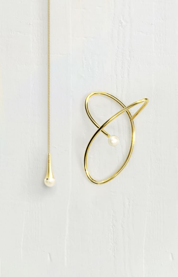 Ear cuff de oro con perla y cadena