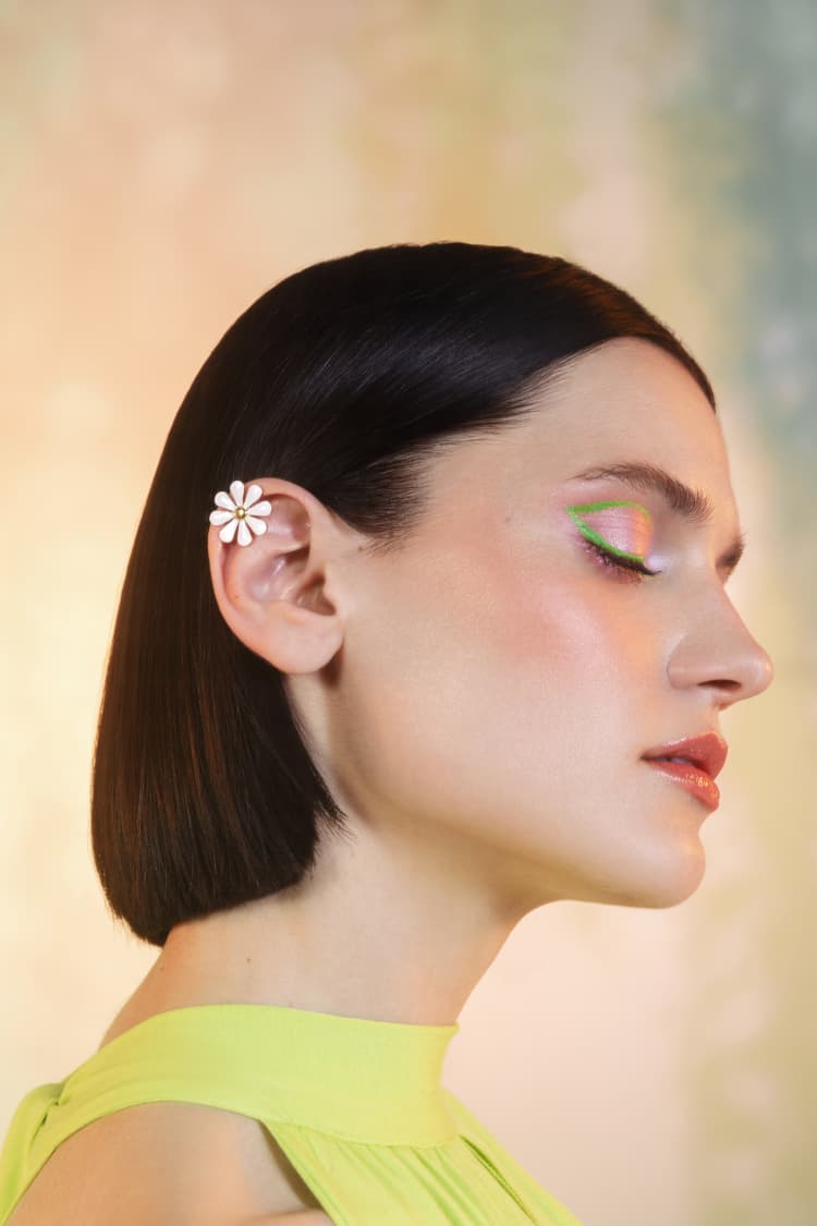 Ear cuff de flor blanca y dorada