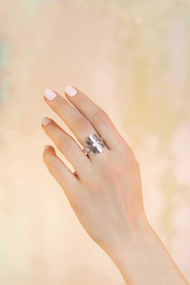 Anillo floral de plata
