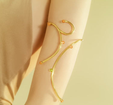 Brazalete de brazo de oro con cristales de ópalo y topacio
