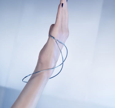 Pulsera de plata con diseño de espiral llamativo