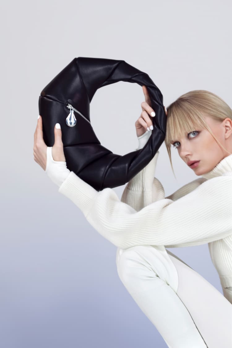 Bolso negro en cuero