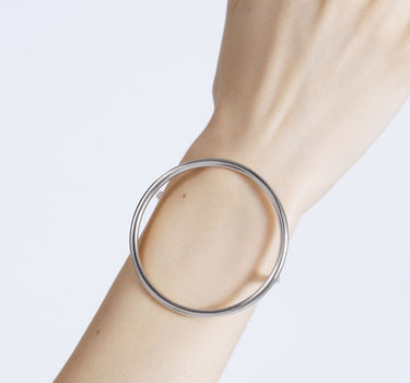 Brazalete de plata con círculo grande