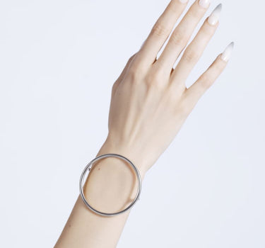 Brazalete de plata con círculo grande