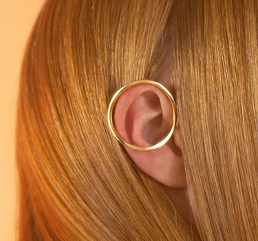 Pendiente ear cuff esférico en oro