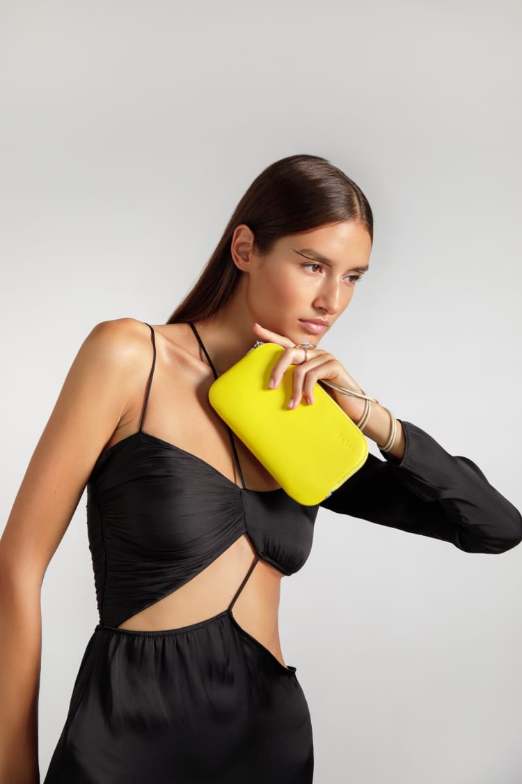 Bolso cruzado en amarillo