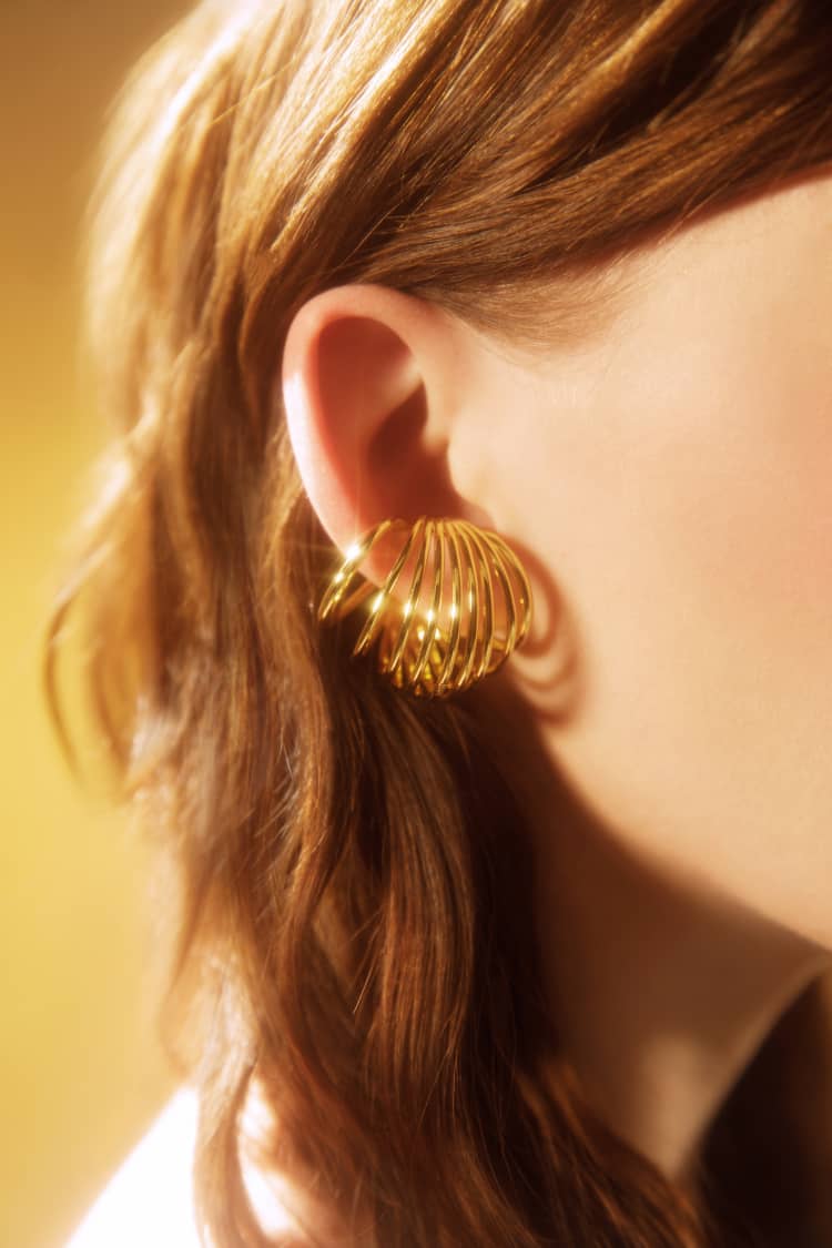 Pendiente de espiral de oro
