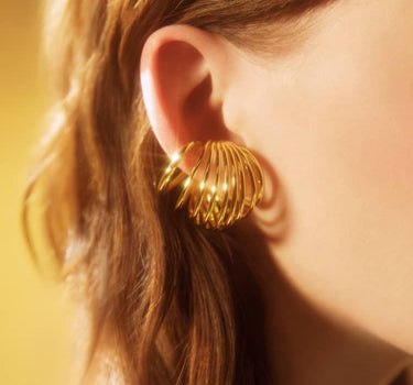 Pendiente de espiral de oro