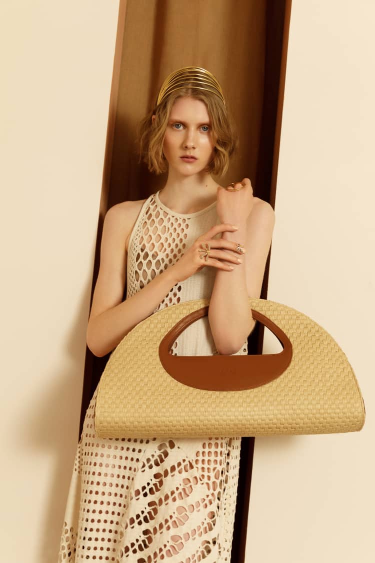 bolso de rafia en medialuna