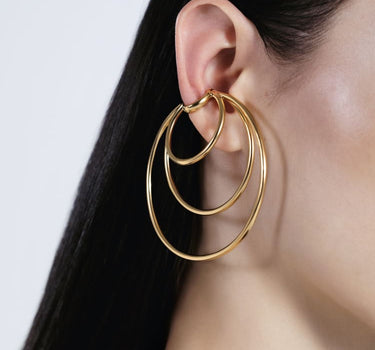 Ear cuff de aro con espirales doradas