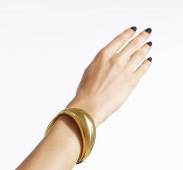 Brazalete cerrado grueso asimétrico de oro