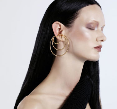 Ear cuff de aro con espirales doradas