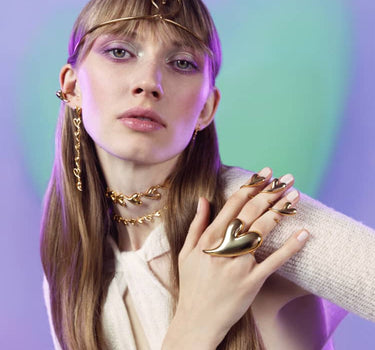 Anillo midi Love de oro con forma de corazón