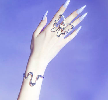 Brazalete rígido de plata líquida