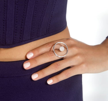 Anillo circular de perla plateada