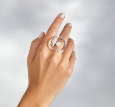 Anillo circular de perla plateada