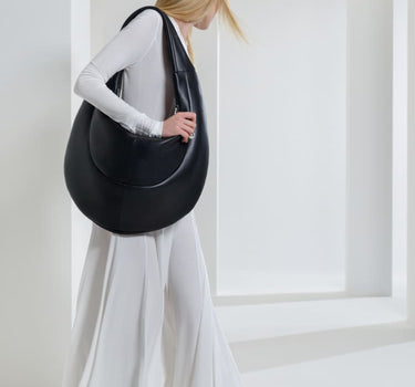 Bolso negro de cuero reciclado
