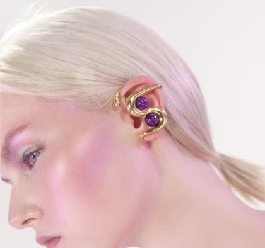 Ear cuff de oro con amatista