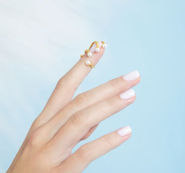 Anillo de uña con mini perlas