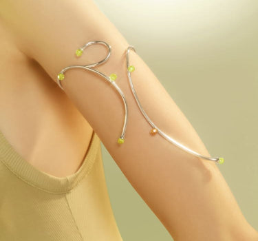 Brazalete de plata con cristales de topacio y ópalo