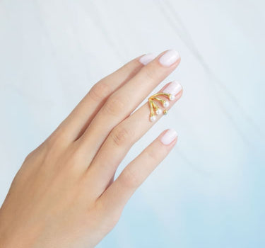 Anillo de uña con tiara de perlas