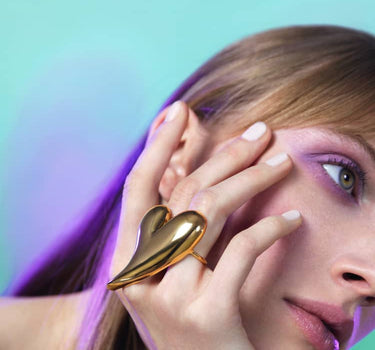 Anillo grande de oro en forma de corazón