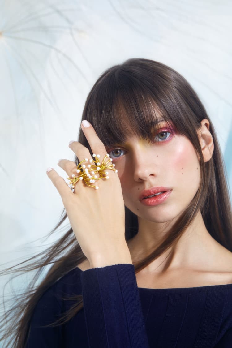 Joya de mano con mini perlas