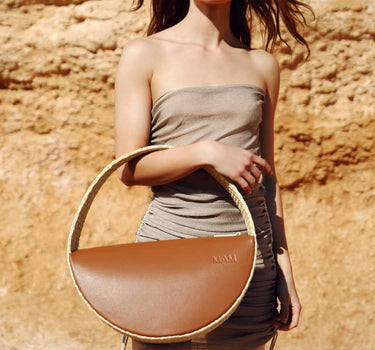 Bolso mediano redondo de rafia